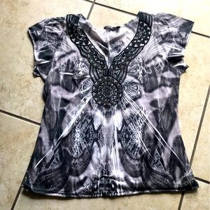 APT 9 top large beautiful APT 9 black and white top unique pattern like tie dye